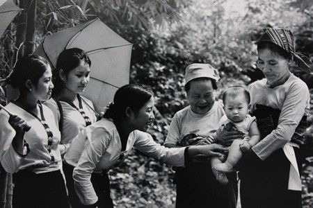 Cùng đến với thế giới tuổi thơ qua những bức ảnh trong cuộc thi Ảnh nghệ thuật Quốc tế lần thứ 6 tại Việt Nam năm 2011 (VN-11) đang diễn ra tại Văn Miếu Quốc tử giám, Hà Nội. Em bé trong "Gia đình người Thái" của Phạm Thanh Hải.